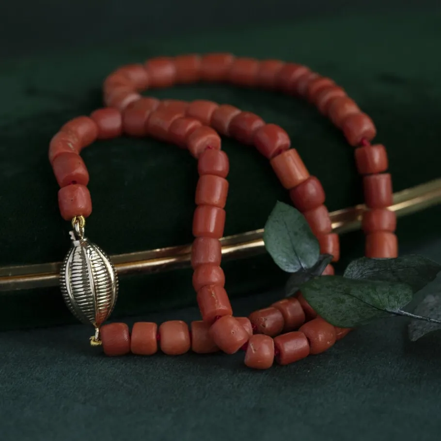 Blood coral necklace with gold clasp 14 krt>Vintage Jewellery Clearance