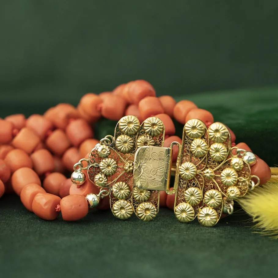 Blood coral necklace with gold clasp 14 krt>Vintage Jewellery Fashion