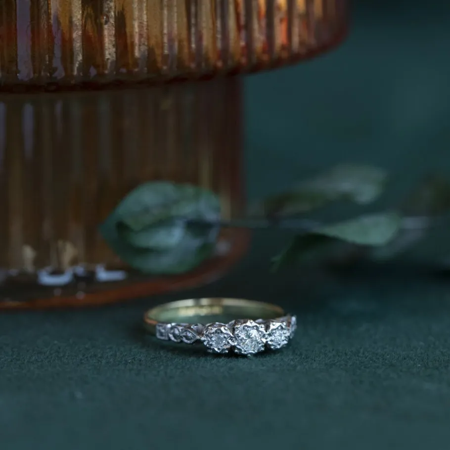 Diamond row ring 9 krt>Vintage Jewellery Clearance