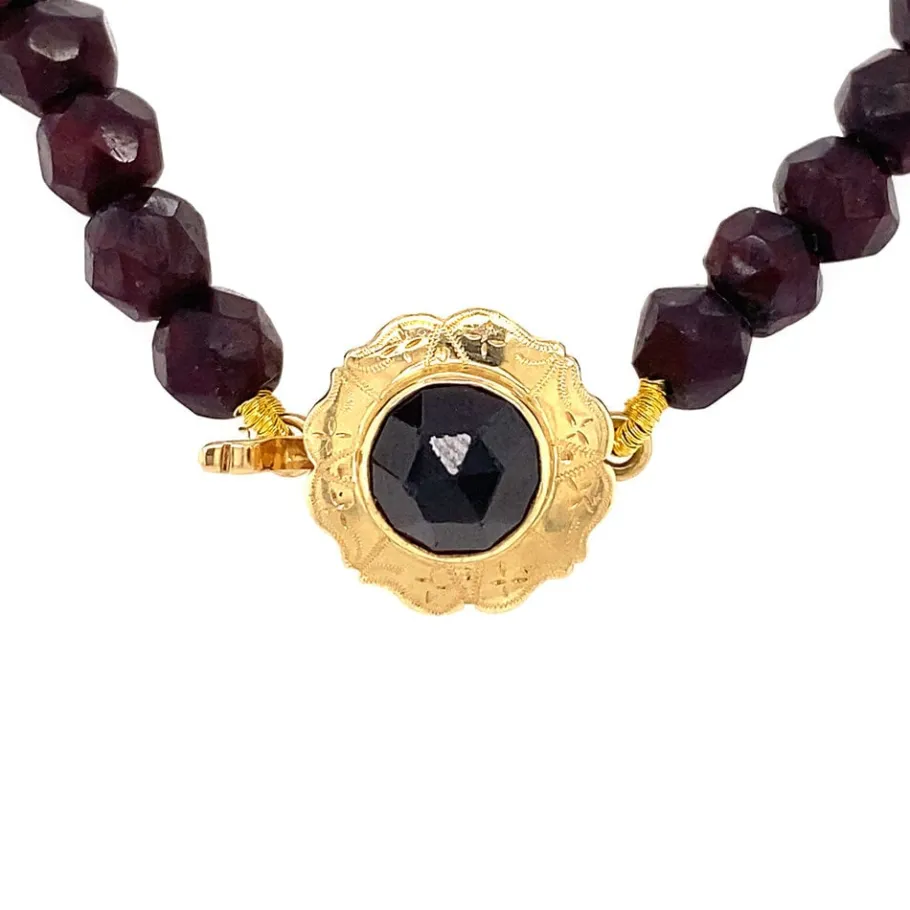 garnet_necklace_with_gold_4.webp Garnet necklace with gold clasp 14 krt>Vintage Jewellery Sale