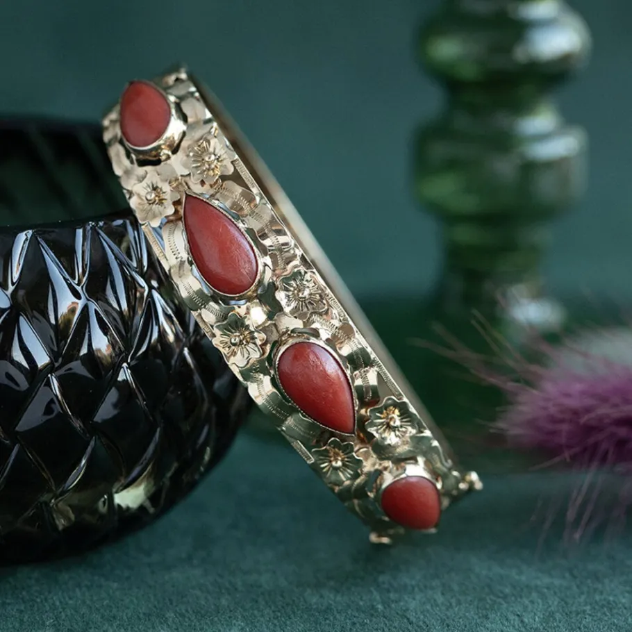 Gold bangle with blood coral 14 krt>Vintage Jewellery Clearance