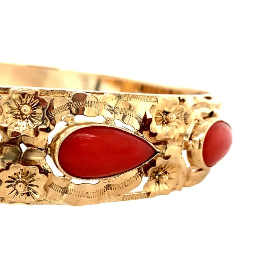 gold_bangle_with_blood_co_3.webp Gold bangle with blood coral 14 krt>Vintage Jewellery Clearance