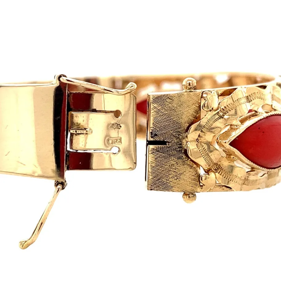 gold_bangle_with_blood_co_4.webp Gold bangle with blood coral 14 krt>Vintage Jewellery Clearance