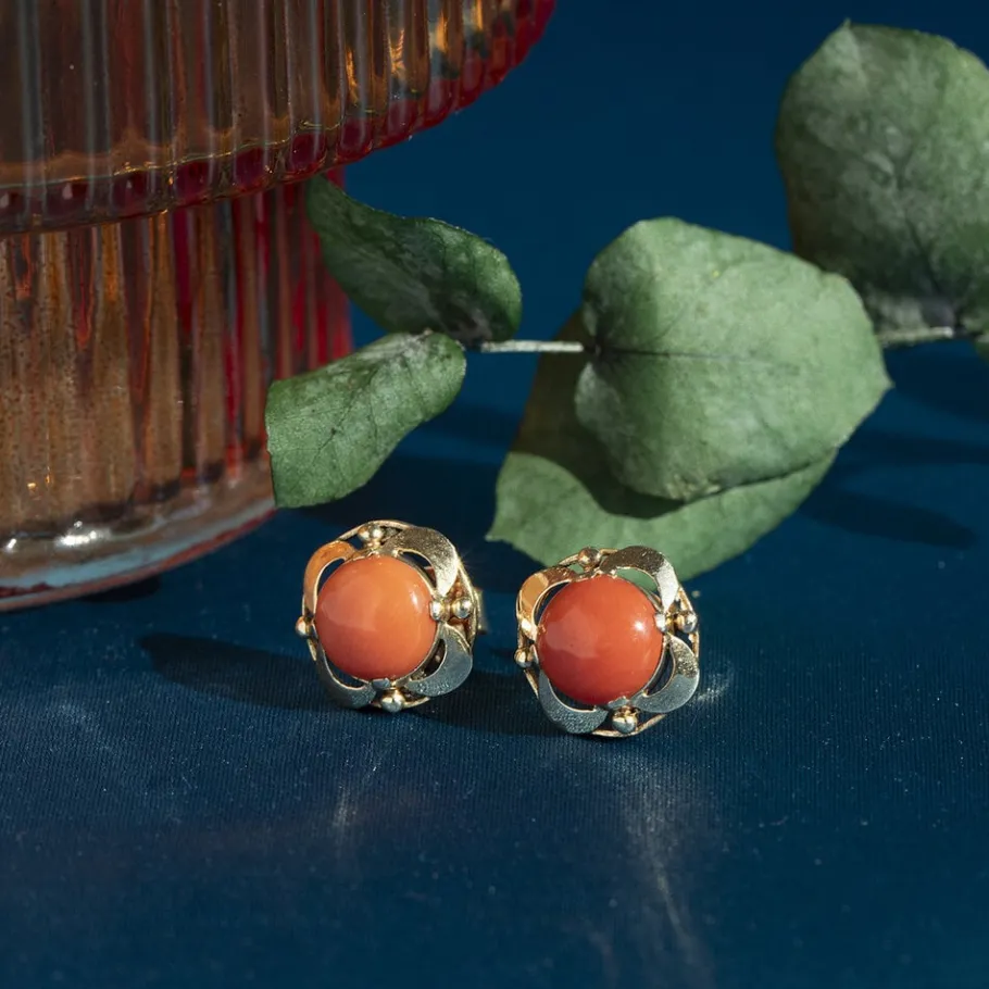 Gold ear studs with blood coral 14 krt>Vintage Jewellery Outlet