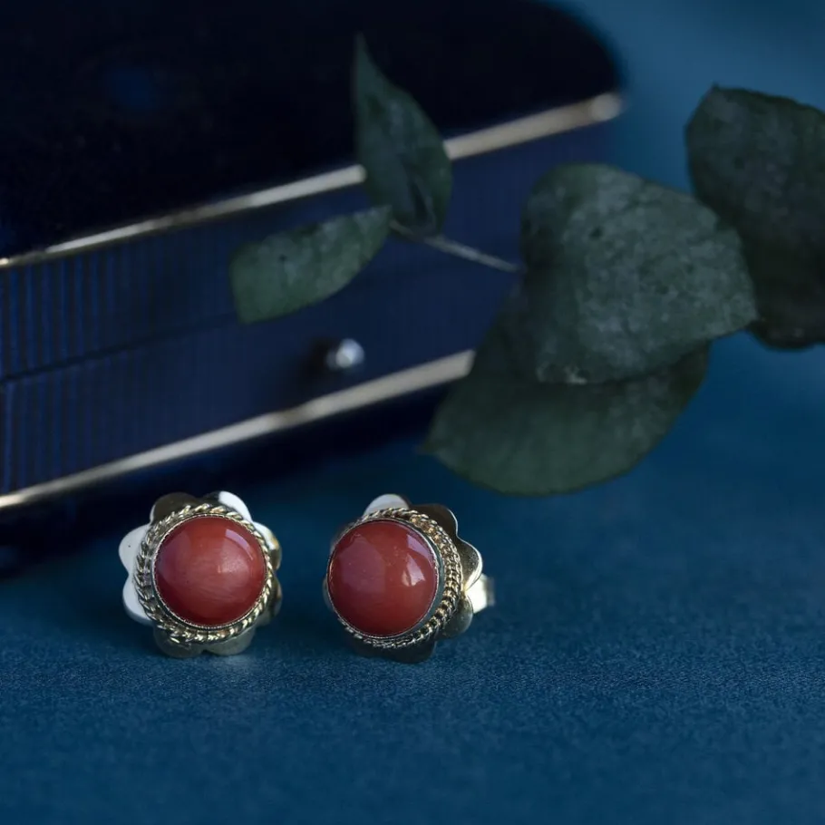Gold ear studs with blood coral 14 krt>Vintage Jewellery Fashion