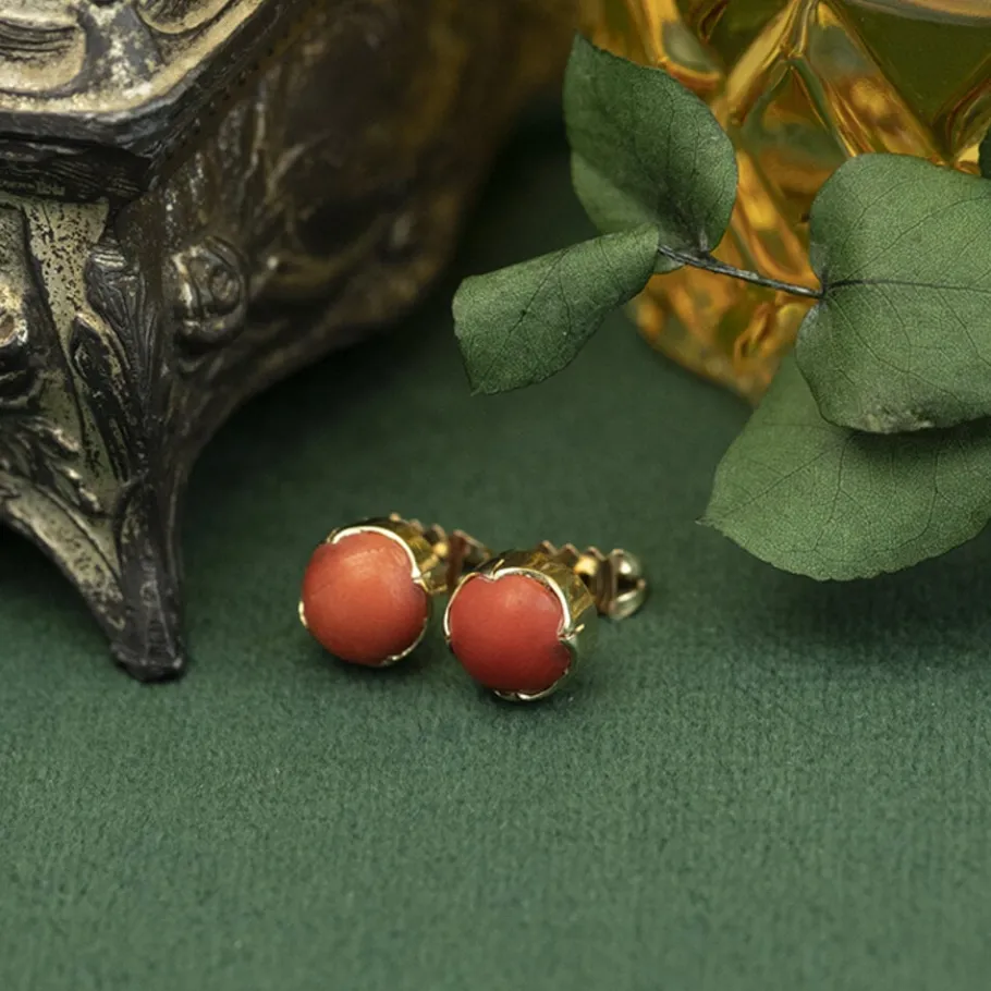 Gold ear studs with blood coral 14 krt>Vintage Jewellery Online