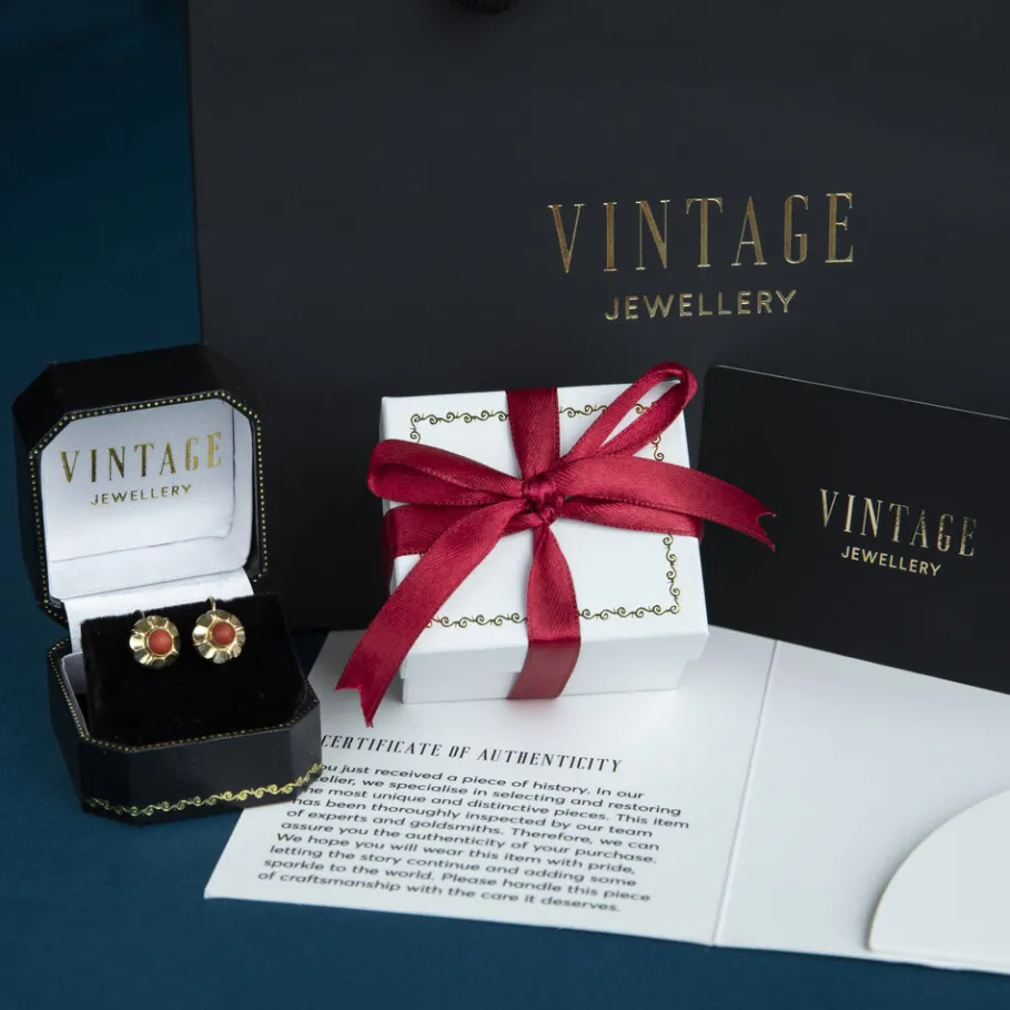 gold_ear_studs_with_blood_5-7.webp Gold ear studs with blood coral 14 krt>Vintage Jewellery Fashion