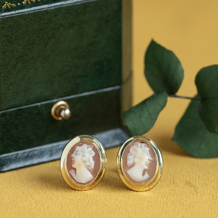 Gold ear studs with cameo 14 krt>Vintage Jewellery Fashion