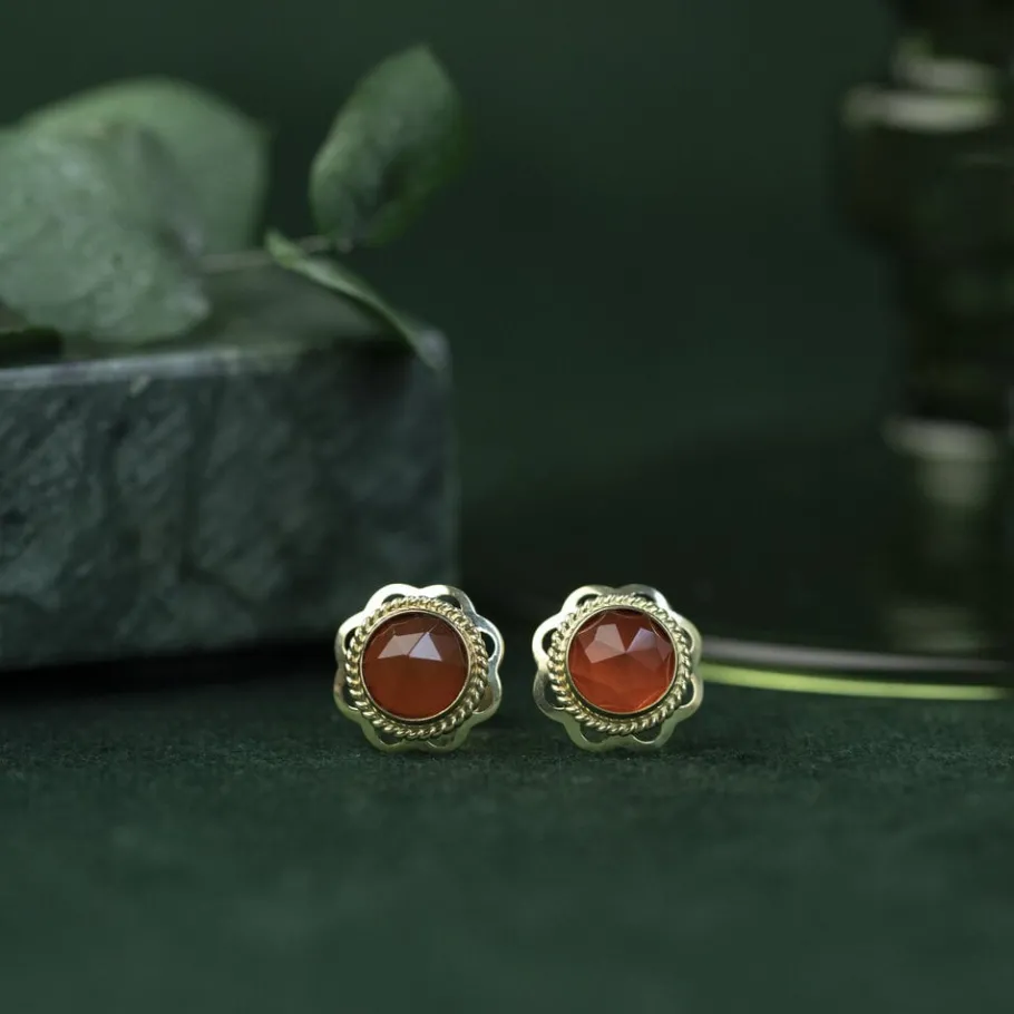 Gold ear studs with carnelian 14 krt>Vintage Jewellery Online