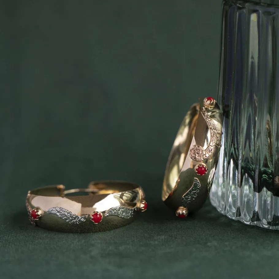 Gold earrings with blood coral 18 krt>Vintage Jewellery Clearance