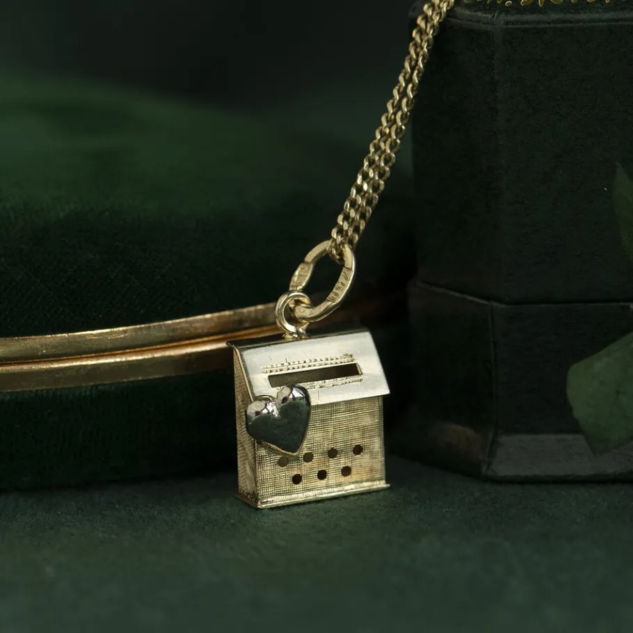 Gold letterbox pendant 18 krt>Vintage Jewellery Best