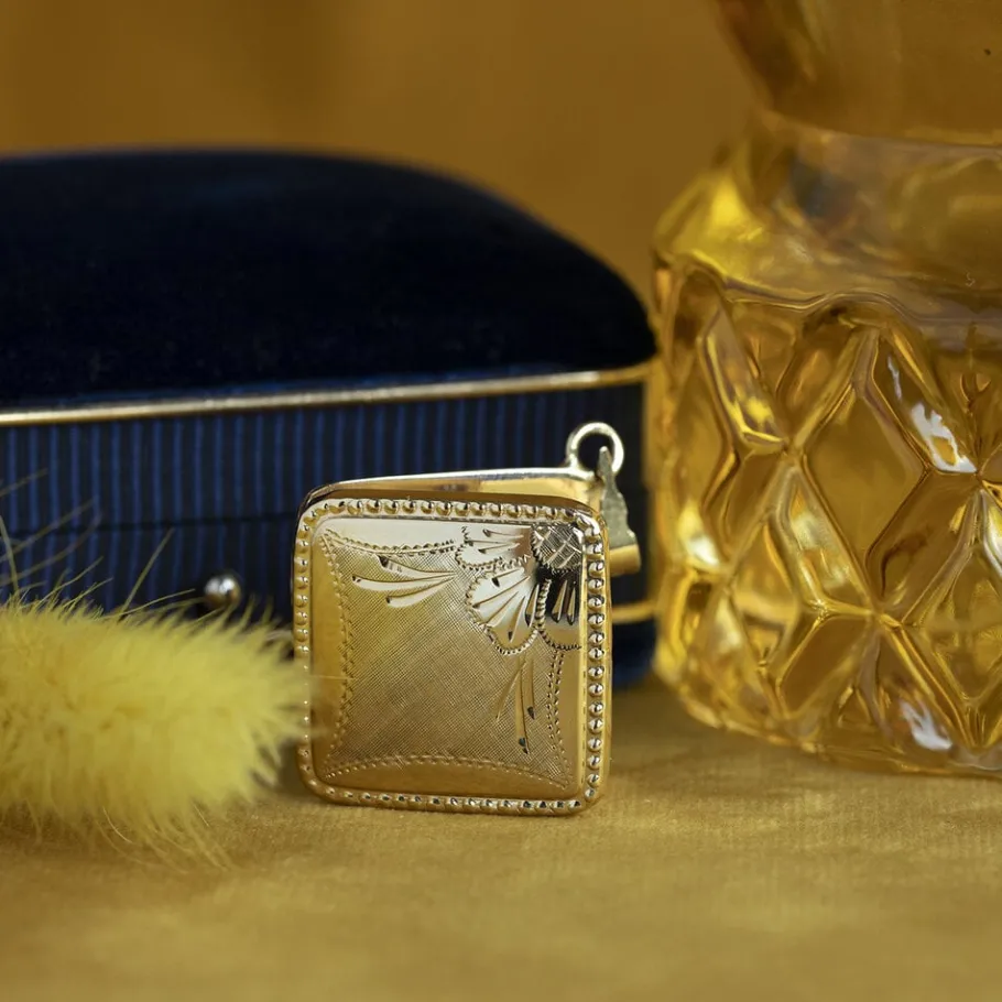 Gold medallion with engraving 14 krt>Vintage Jewellery Sale