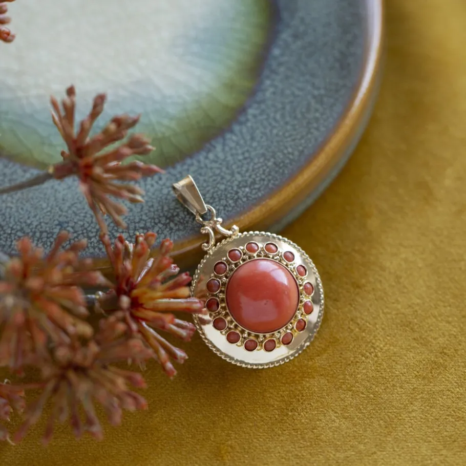 Gold pendant with blood coral 14 krt>Vintage Jewellery Online