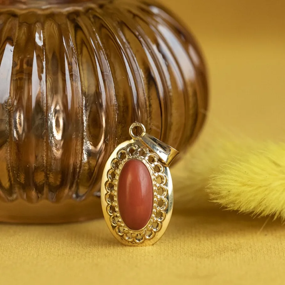 Gold pendant with blood coral 14 krt>Vintage Jewellery Clearance