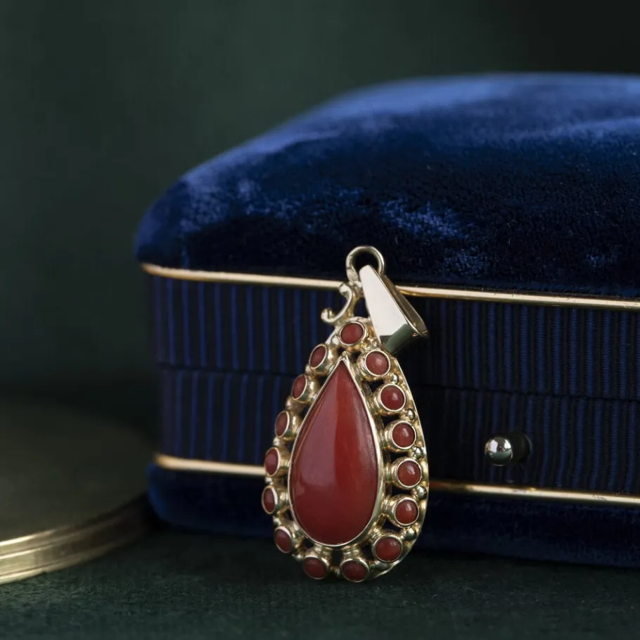 Gold pendant with blood coral 14 krt>Vintage Jewellery Fashion