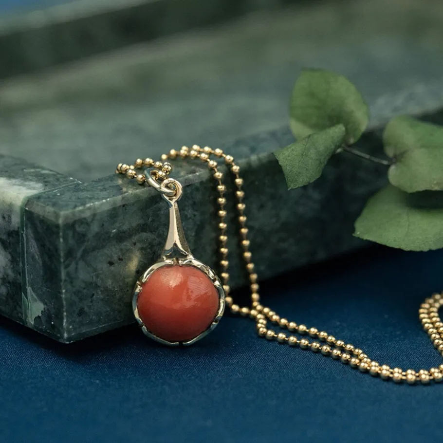 Gold pendant with blood coral 14 krt>Vintage Jewellery Clearance