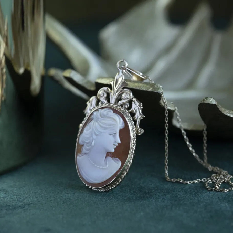 Gold pendant with cameo 14 krt>Vintage Jewellery Fashion