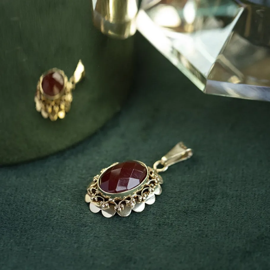 Gold pendant with carnelian 14 krt>Vintage Jewellery Fashion
