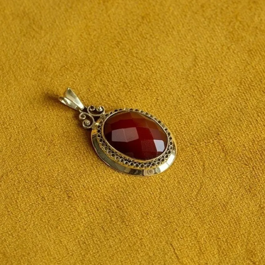 Gold pendant with carnelian 14 krt>Vintage Jewellery Outlet