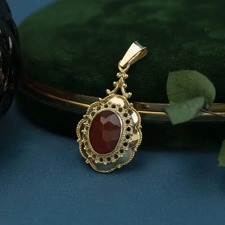 Gold pendant with carnelian 14 krt>Vintage Jewellery Sale