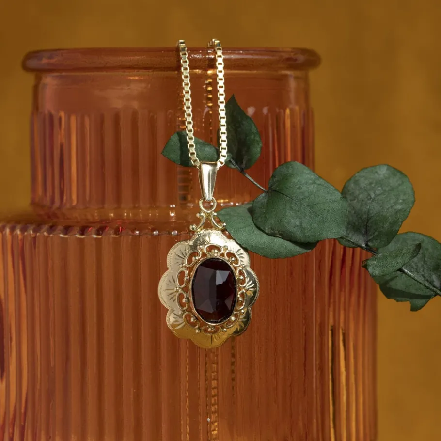 Gold pendant with garnet 14 krt>Vintage Jewellery Clearance