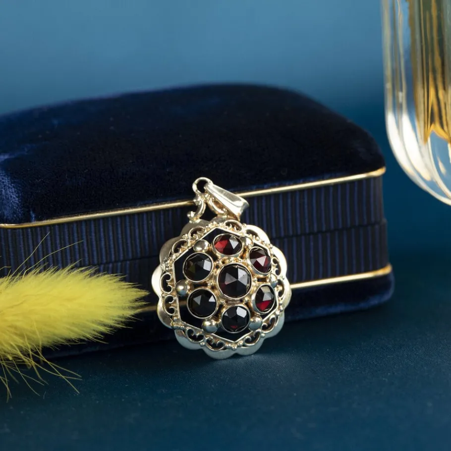 Gold pendant with garnet 14 krt>Vintage Jewellery Clearance