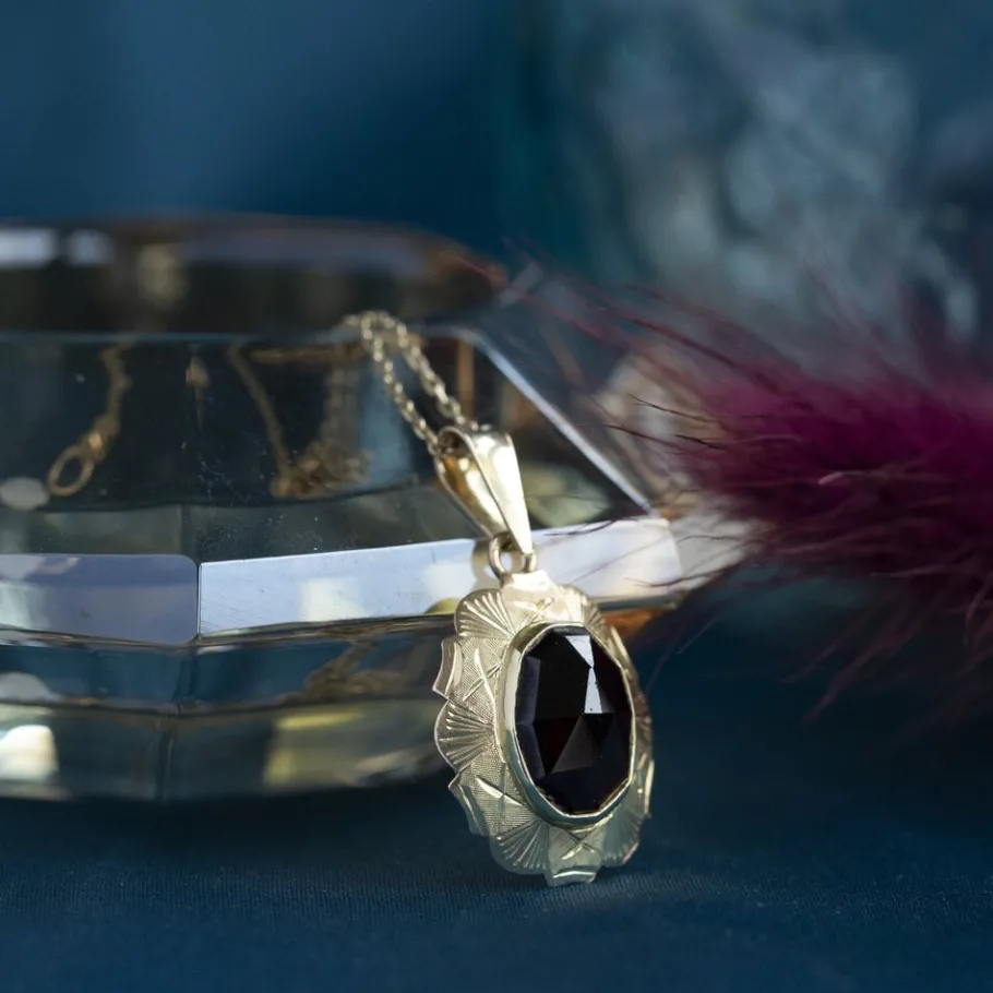 Gold pendant with garnet 14 krt>Vintage Jewellery Online