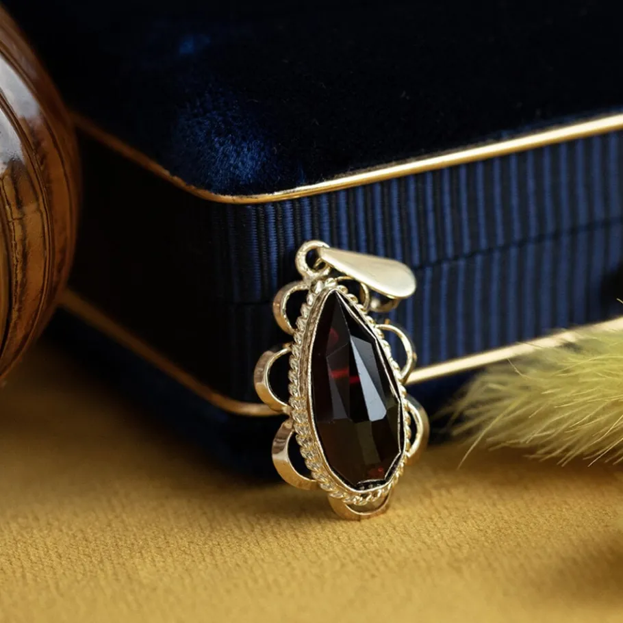 gold_pendant_with_garnet__1-38.webp Gold pendant with garnet 14 krt>Vintage Jewellery Online