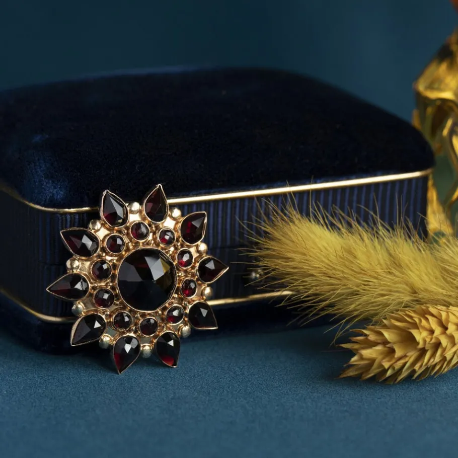 Gold pendant with garnet 14 krt>Vintage Jewellery Clearance