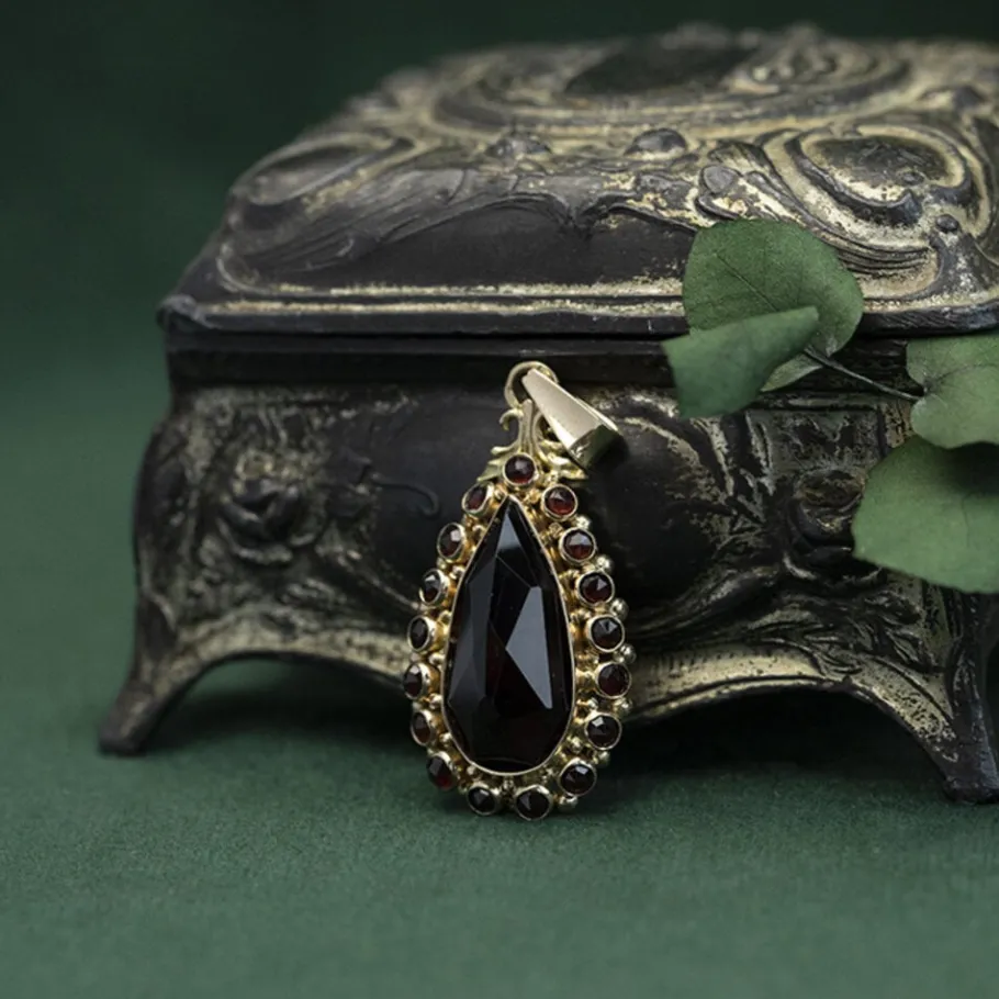Gold pendant with garnet 14 krt>Vintage Jewellery Discount