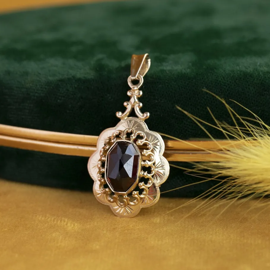Gold pendant with garnet 14 krt>Vintage Jewellery Sale