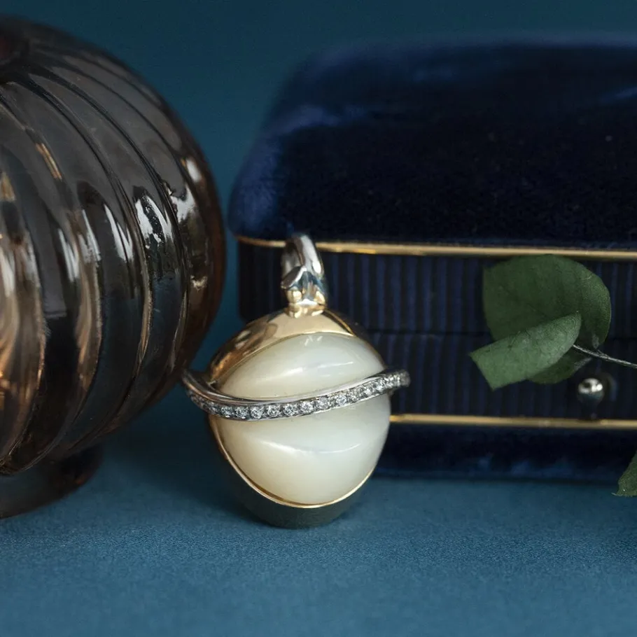 Gold pendant with mother of pearl and diamond 18 krt>Vintage Jewellery Best