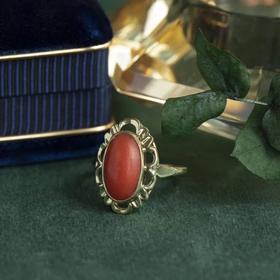 Gold ring with blood coral 14 krt>Vintage Jewellery Clearance