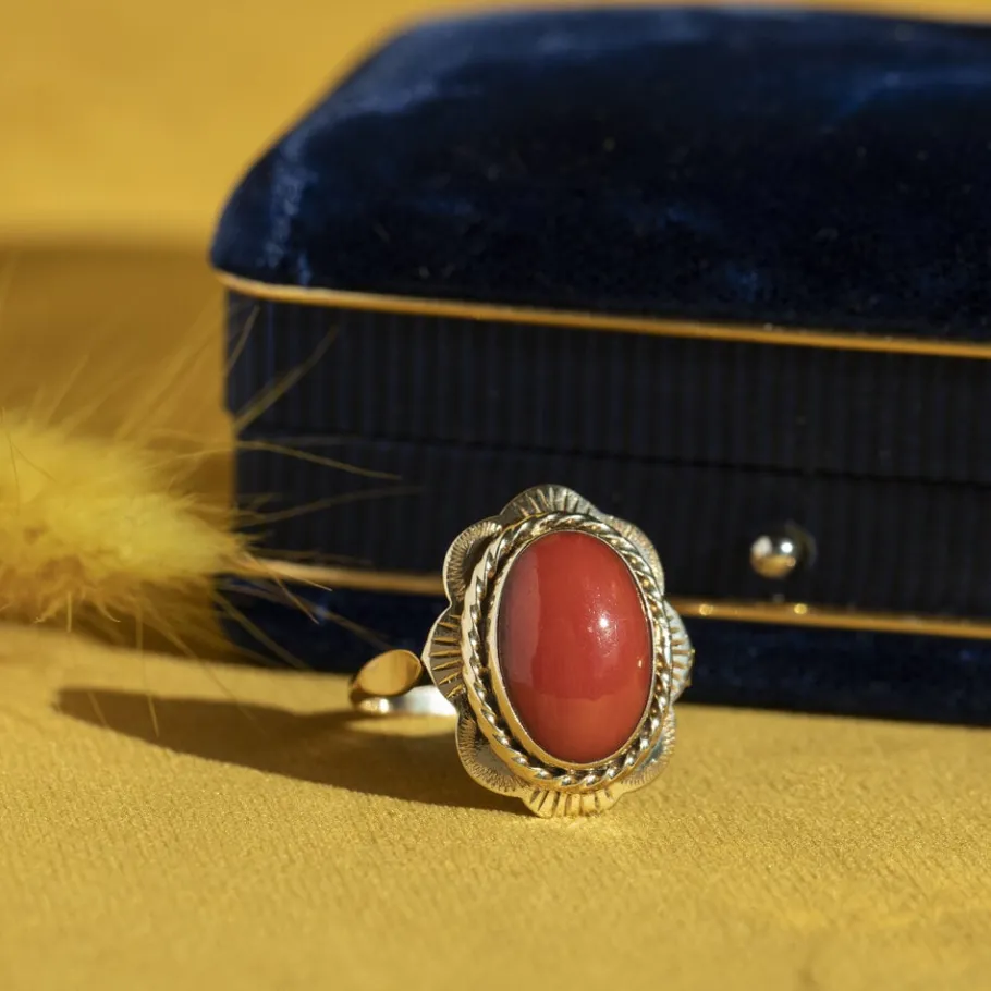 Gold ring with blood coral 14 krt>Vintage Jewellery Clearance
