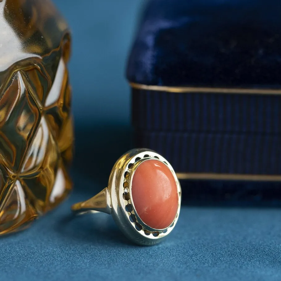 Gold ring with blood coral 14 krt>Vintage Jewellery Clearance
