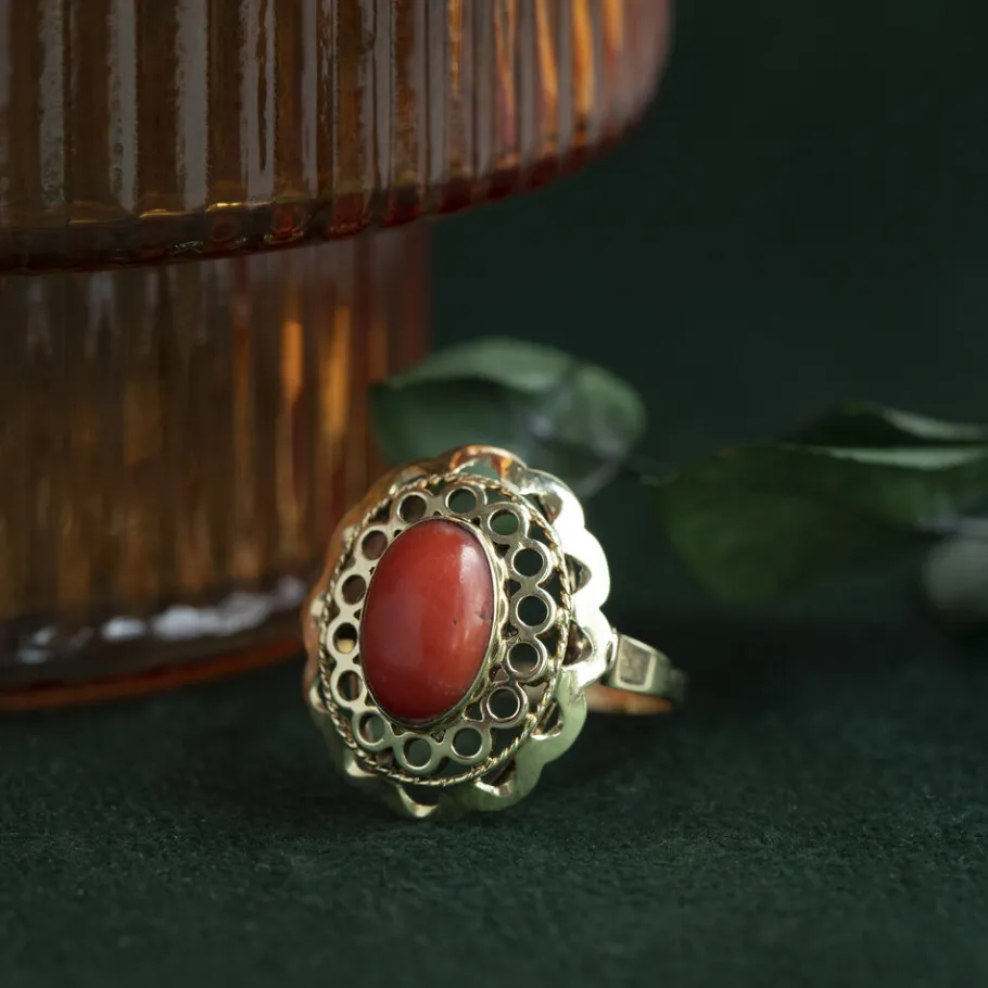 Gold ring with blood coral 14 krt>Vintage Jewellery Fashion