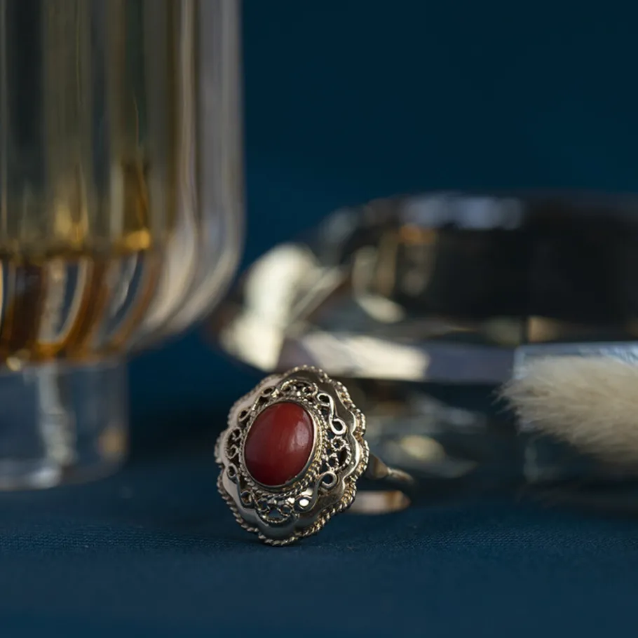 Gold ring with blood coral 14 krt>Vintage Jewellery Outlet