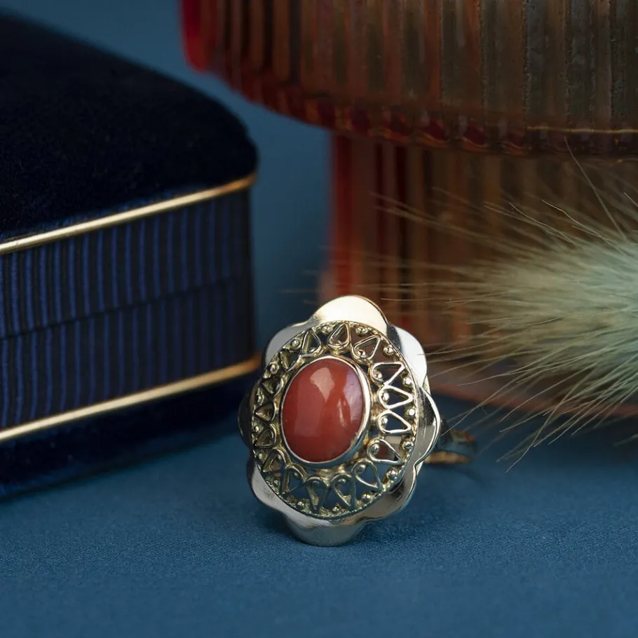 Gold ring with blood coral 14 krt>Vintage Jewellery Fashion