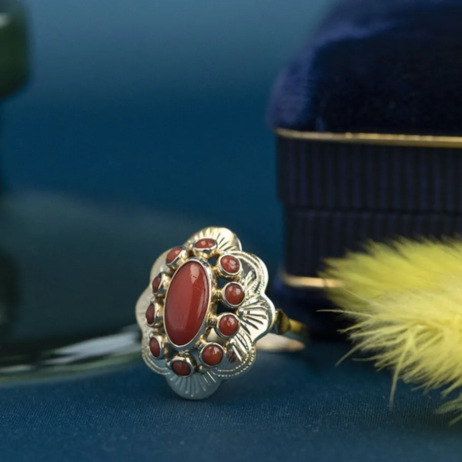 Gold ring with blood coral 14 krt>Vintage Jewellery Fashion