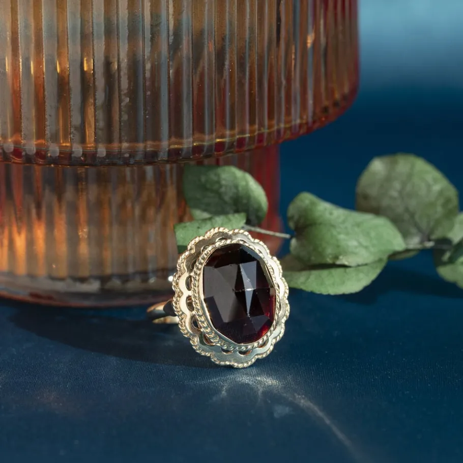 Gold ring with garnet 14 krt>Vintage Jewellery Discount