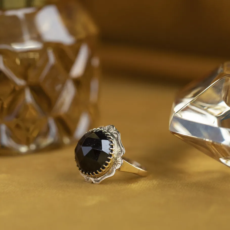 Gold ring with garnet 14 krt>Vintage Jewellery Sale