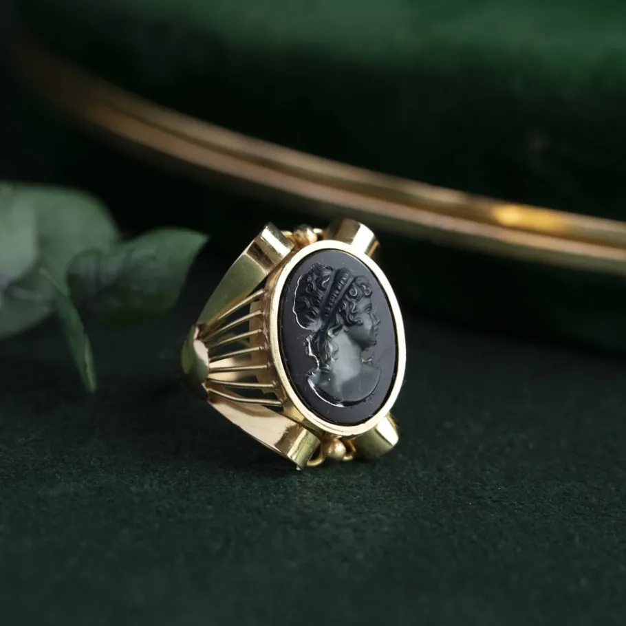 Gold ring with glass cameo 18 krt>Vintage Jewellery Best