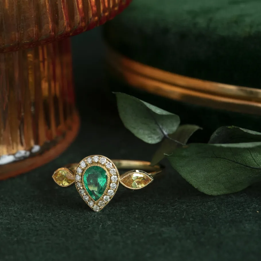 Gold ring with moissanite, emerald and diamonds 18 krt>Vintage Jewellery Best