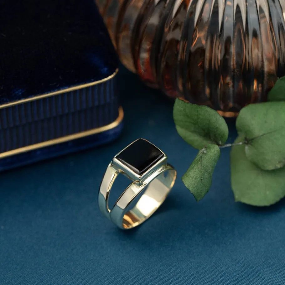 Gold ring with onyx 14 krt>Vintage Jewellery Outlet