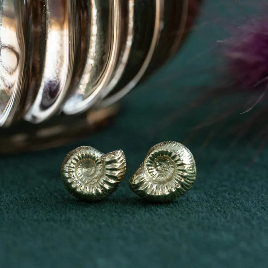Gold shell ear studs 14 krt>Vintage Jewellery Outlet