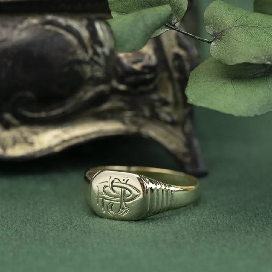 Gold signet ring with engraving 14 krt>Vintage Jewellery Hot