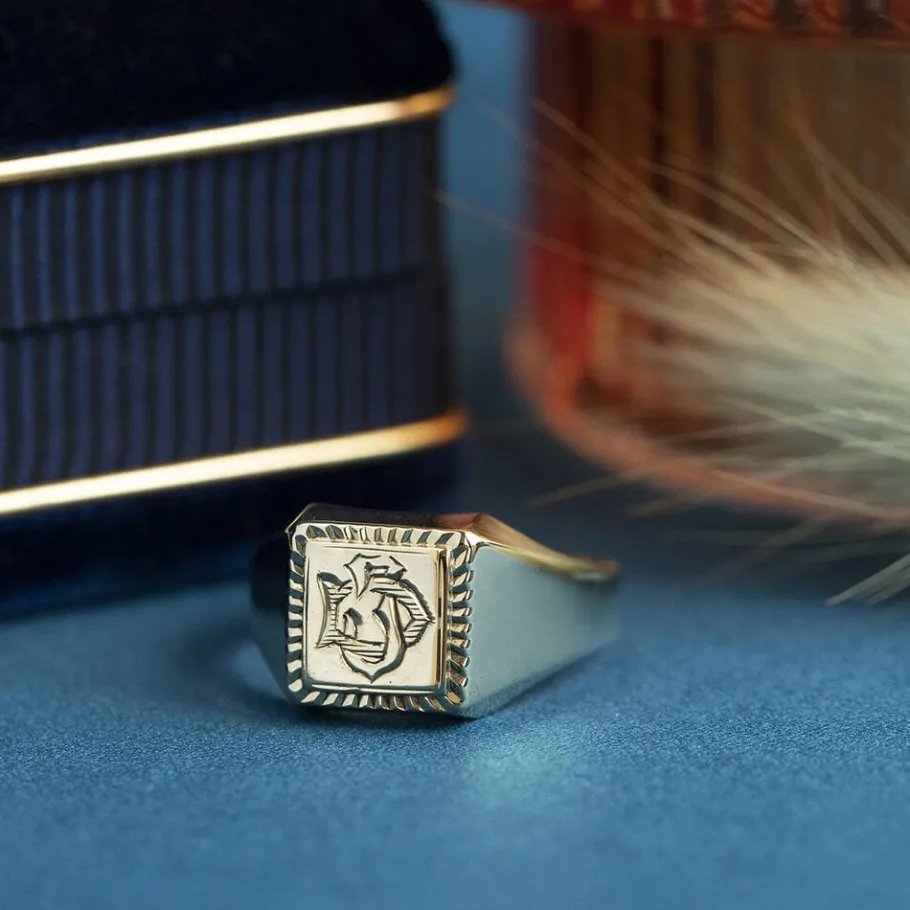 Gold signet ring with engraving 14 krt>Vintage Jewellery Clearance