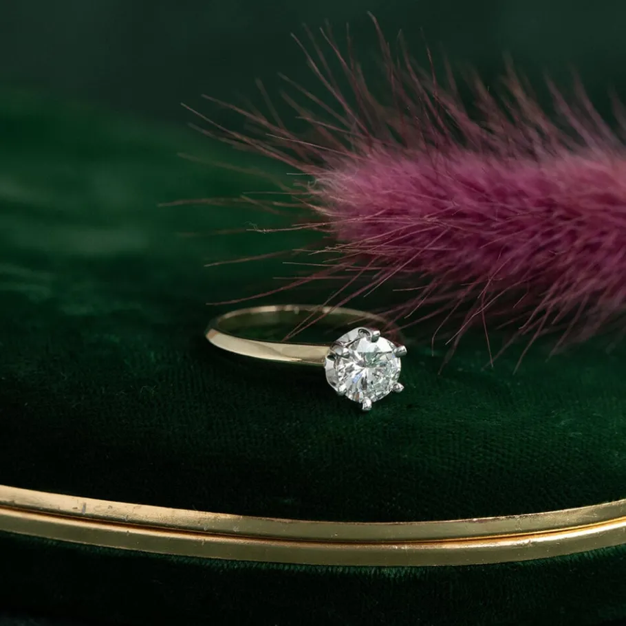 Gold solitaire ring with diamonds 14 krt>Vintage Jewellery Clearance