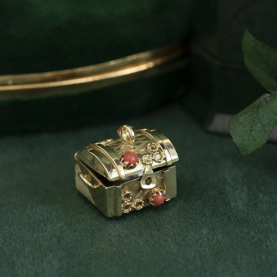 Gold treasure chest pendant with blood coral 14 krt>Vintage Jewellery Best