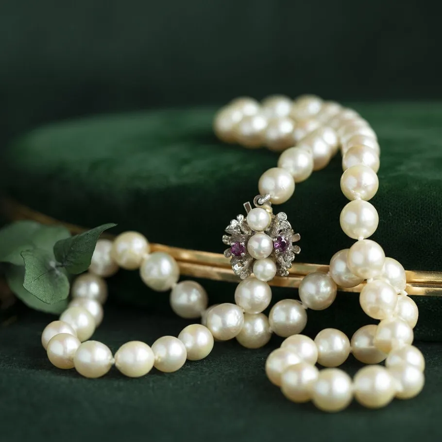 Pearl necklace with white gold clasp with ruby 14 krt>Vintage Jewellery Fashion